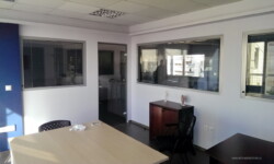 Παράθυρα χωρισμάτων γυψοσανίδας με εσωτερικές περσίδες . Παράθυρα σε τοίχο γυψοσανιδας.