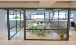 Διαχωριστικά γραφείων από τζάμι-γυαλί - αλουμίνιο για χώρους γραφείων . Γυάλινα διαχωριστικά γραφείων σε ασυναγώνιστη τιμή!