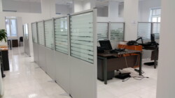 Χαμηλά διαχωριστικά  τοποθετούνται αυτόνομα και ελεύθερα μέσα στο χώρο και μειώνουν την αντήχηση και αντανάκλαση. Αυτοστήρικτα Ηχοαπορροφητικά διαχωριστικά