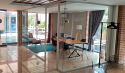 Γυάλινο Διαχωριστικό. Γυάλινα διαχωριστικά γραφείου, διαχωριστικά από τζάμι, για γραφείο.