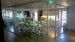 ΔΙΑΧΩΡΙΣΤΙΚΑ ΓΡΑΦΕΙΩΝ ΑΘΗΝΑΙΚΗ ΤΕΧΝΙΚΗ Γυάλινα διαχωριστικά με διαιρούμενα στηρίγματα άνω-κάτω