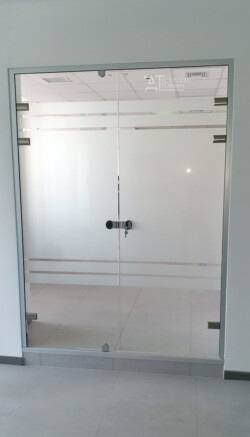 Πόρτα δίφυλλη κρύσταλλο 10mm seq με μεμβράνη αμμοβολής και κασα αλουμινίου σε χρώμα RAL 9006. ΓΥΑΛΙΝΕΣ Πόρτες. ΓΥΑΛΙΝΕΣ Πόρτες