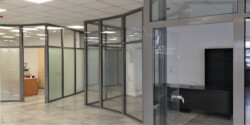 Δημιουργούμε γυάλινα χωρίσματα σε επαγγελματικους χώρους. Χωρίσματα γυάλινα