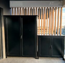 Κατασκευή ντουλάπες αλουμίνιου σε όλες τις διαστάσεις και χρωματισμούς.
Εφ όρου ζωής εγγύηση Ανοιγομενες δίφυλλες ντουλάπες αλουμίνιου σε χρώμα μαύρο ματ για την βεράντα το μπαλκόνι .