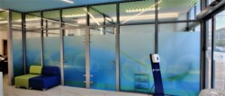 Διαχωριστικά συστήματα και κινητοί τοίχοι, ιδανικά για διαχωρισμό εργασιακών χώρων Γυάλινα χωρίσματα με αυτοκόλλητες Αμμοβολές . Διαχωριστικά τύπου plus με αμμοβολές