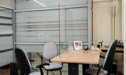 Προστατευτικό τζάμι ασφάλειας τοποθέτηση σε γκισέ και ταμεία. Μπορείτε καλύψετε μεγαλύτερο χώρο ή περισσότερες θέσης εργασίας , απλά προσθέστε όσα προστατευτικά χρειάζονται.