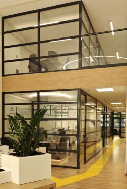 Διαχωριστικά σταθερά δαπέδου – οροφής , Ηχομονωτικά διαχωριστικά γραφείων με διπλά τζάμια. Χωρίσματα γραφείων αποτελούμενα από οριζόντια τμήματα μεγάλου μήκους, με διάφανα κρύσταλλα, με σχέδια αμμοβολής και μελαμίνες.