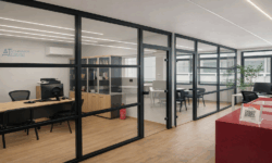 Χωρίσματα γραφείων αποτελούμενα από οριζόντια τμήματα μεγάλου μήκους, με διάφανα κρύσταλλα, με σχέδια αμμοβολής και μελαμίνες. ΔΙΑΧΩΡΙΣΤΙΚΆ ΓΡΑΦΕΙΩΝ ΤΥΠΟΥ PLUS ΑΘΗΝΑΙΚΗ ΤΕΧΝΙΚΗ