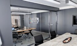 Συστήματα κινητών ή σταθερών διαχωριστικών με δομικό στοιχείο το κρύσταλλο Γυάλινα διαχωριστικά γραφείων.