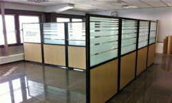 Μεγάλη Ποικιλία σε Τυποποιημένες & Ειδικές Κατασκευές. Συνδυασμοί Χρωμάτων & Υλικών! Χαμηλά διαχωριστικά επιμερίζουν τους χώρους εργασίας