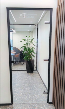 Εσωτερικές Γυάλινες Πόρτες Γραφείων από την Αθηναικη Τεχνικη. ΠΟΡΤΑ SEQ ΜΕ ΚΑΣΑ ΑΛΟΥΜΙΝΙΟΥ