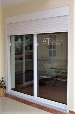 Επάλληλο παράθυρο συρόμενο με προφίλ αλουμινίου ηλεκτροστατικής βαφής 9010 Δίφυλλο επάλληλο με σήτα & ρολό.