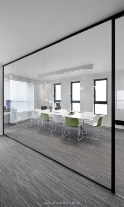 Τα γυάλινα διαχωριστικά εσωτερικού χώρου είναι μια πολύ όμορφη και εύκολη επιλογή. Η κατασκευή ενός χωρίσματος από γυαλί βοηθάει στη αναδιαμόρφωση του χώρου διατηρώντας όμως οπτικά το αρχικό του μέγεθος και κάνοντας το δωμάτιο να φαίνεται φωτεινό και ευρύχωρο Σταθερά χωρίσματα (δαπέδου – οροφής)