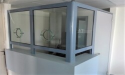 Reception με γκισέ αλουμινίου και κρύσταλλα ασφάλειας κατάλληλο και για θέσεις εργασίας Γκισέ υποδοχής συναλλαγής.