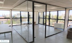 Δημιουργούμε  γυάλινα χωρίσματα σε γραφεία χωρίσματα σε σταθμούς εργασίας