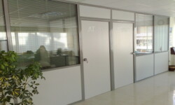 ΚΙΝΗΤΆ ΧΩΡΙΣΜΑΤΑ ΓΡΑΦΕΙΩΝ
Με εσωτερικές περιστρεφόμενες περσίδες μεταξύ των υαλοπινάκων. Χώρισμα αλουμινίου.