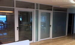 Πόρτες αλουμινίου με εσωτερική περσίδα και κάσες Διαχωριστικών. Εσωτερικές πόρτες χωρισμάτων.