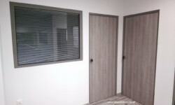 πόρτες με την μεγαλύτερη κίνηση και πληθώρα χρωμάτων τοποθετούνε στα εσωτερικά χωρίσματα γραφείων σε επαγγελματικούς χώρους με κασα αλουμινίου. ΞΥΛΙΝΕΣ ΠΟΡΤΕΣ ·ΑΠΟ ΦΟΡΜΑΙΚΑ, Η ΜΕΛΑΜΙΝΗ ΗΧΟΜΟΝΩΤΙΚΕΣ, LAMINATE.