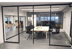γυάλινες ανοιγόμενες πόρτες με κάσα, χωρίς κάσα, συρόμενες Γυάλινες Πόρτες σε Επαγγελματικός χώρους