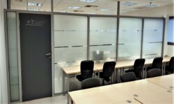 Χωρίσματα" γραφείων με κρύσταλλα άπλα laminate η τρίπλεξ και σχέδιο αμφίβολης ματ. Χωρίσματα Γραφείων με Τζάμια Αμμοβολής σε σχεδία επιλογής σας.