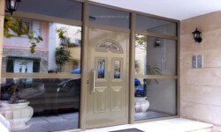 Μοντέρνες Πόρτες κενρτικες είσοδοι αλουμινίου. Είσοδοι αλουμινίου πόρτες με τζάμια και panel.