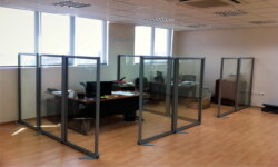 Αυτοστήρικτα διαχωριστικά εργασιακών χώρων, σε πλήθος διαστάσεων, υλικών και χρωμάτων Ανυποστήρικτο χώρισμα από την Αθηναϊκή Τεχνική .