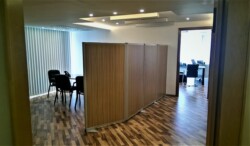 Κινούμενα διαχωριστικά γραφείων με επένδυση μελαμίνη. Χωρίσματα γραφείων matiz .