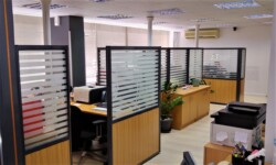 Διαχωρίζουν και να χωροθετούν  τους χώρους εργασίας Open space διαχωριστικά γραφειψν