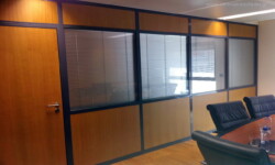 Κινητά χωρίσματα με μελαμίνες και εσωτερικές περσίδες χωρίσματα αλουμινίου χώρου γραφείου