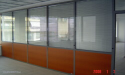 Κινητά χωρίσματα αλουμινίου με απεριόριστη γκάμα υλικών και χρωμάτων χωρίσματα με περσίδες stor στορ