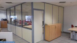 χωρίσματα εσωτερικών χώρων με οριζόντιες περσίδες αλουμινίου . Κινητά διαχωριστικά γραφείων δαπέδου οροφής.