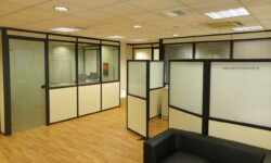 Χωρίσματα με εσωτερικές περσίδες υαλοπίνακες περσίδες stor