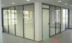 Κινητά χωρίσματα αλουμινίου με περσίδες Συστήματα κινητών χωρισμάτων γραφείων αλουμινίου.