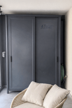 Ντουλάπα αλουμίνιου βαρέως τύπου με συρόμενη επάλληλη πόρτα σε χρώμα RAL 7021